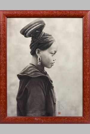 Bao NGUYEN - Portrait de jeune femme. Dessin au crayon sur papier, signé et cachet de l'artiste en bas à droite. Dimensions : 67 x 49 cm